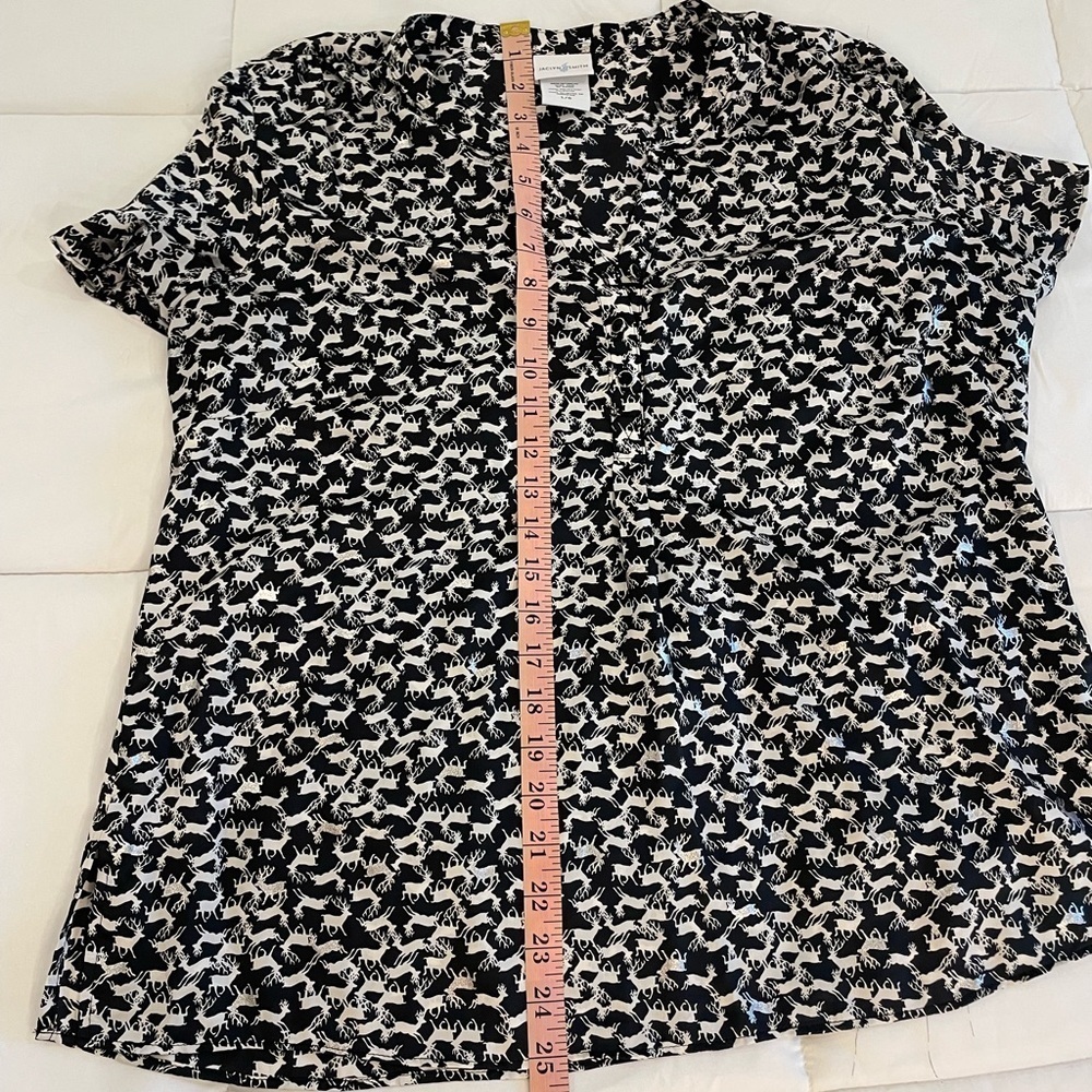Jaclyn Smith Size Large Reindeer Silky Blouse! - Picture 6 of 8
